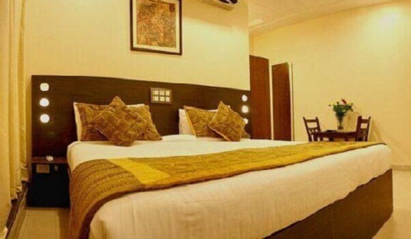 Hotel Hari's Court &