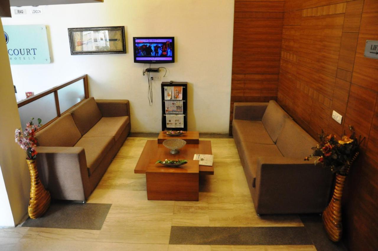 Hotel Hari's Court &