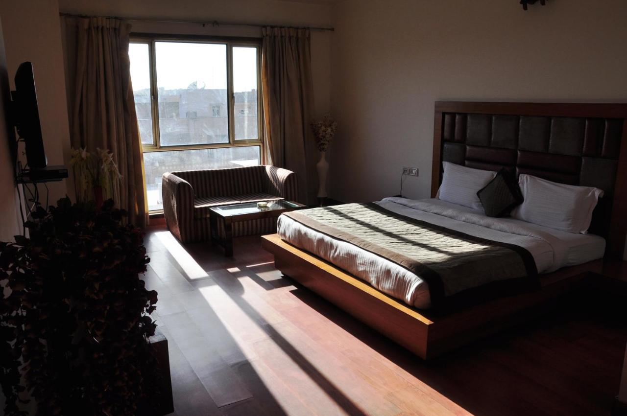 Hotel Hari's Court &